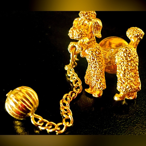 Vintage Gold Tone Poodle Dog with Chain Lapel Pin. - Picture 5 of 6